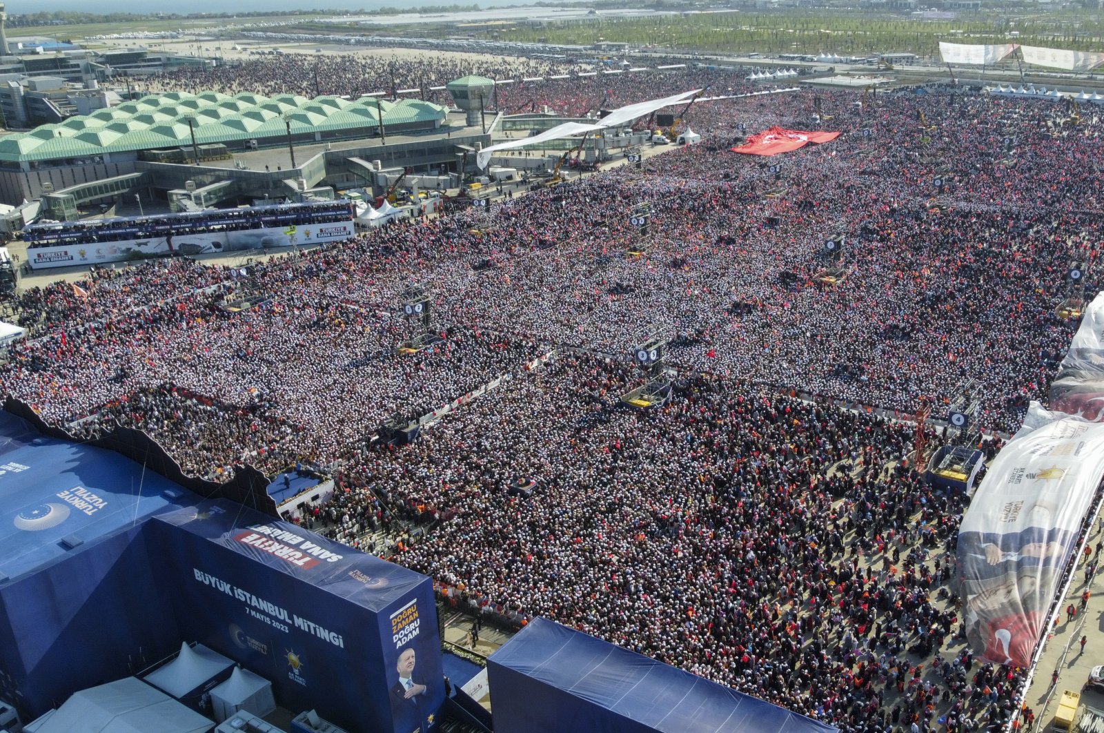 Zgjedhjet e 14 Majit/ Erdogan mbledh 1.7 milionë njerëz në tubimin në Stamboll