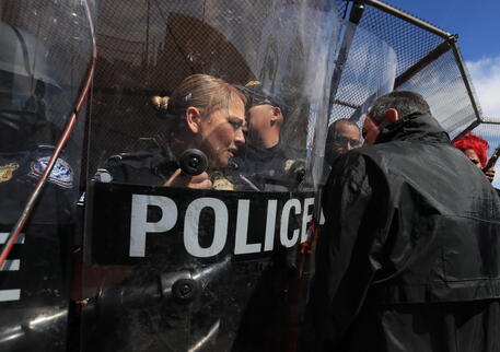 Përleshje me armë mes policisë dhe një grupi kriminal, humbin jetën 10 persona