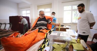 Me barelë në qendrën e votimit, 62-vjeçari thirrje popullit të votojnë