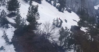 Mbetën të bllokuar në malin e Jezercës, shpëtohen 3 turistët çekë