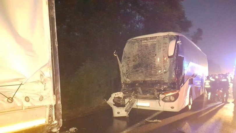 Autobusi me mbështetës të Erdoganit përplaset me kamionin, 22 të plagosur