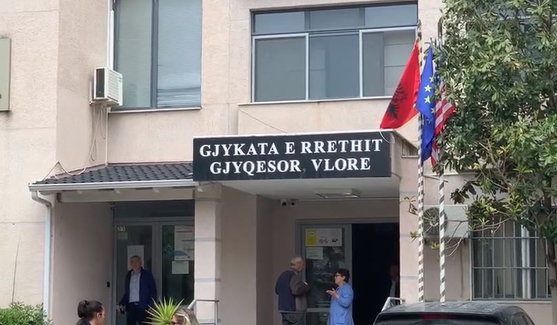 Dogjën banesën në Vlorë, gjykata lë në burg dy autorët, në kërkim ish dhëndri