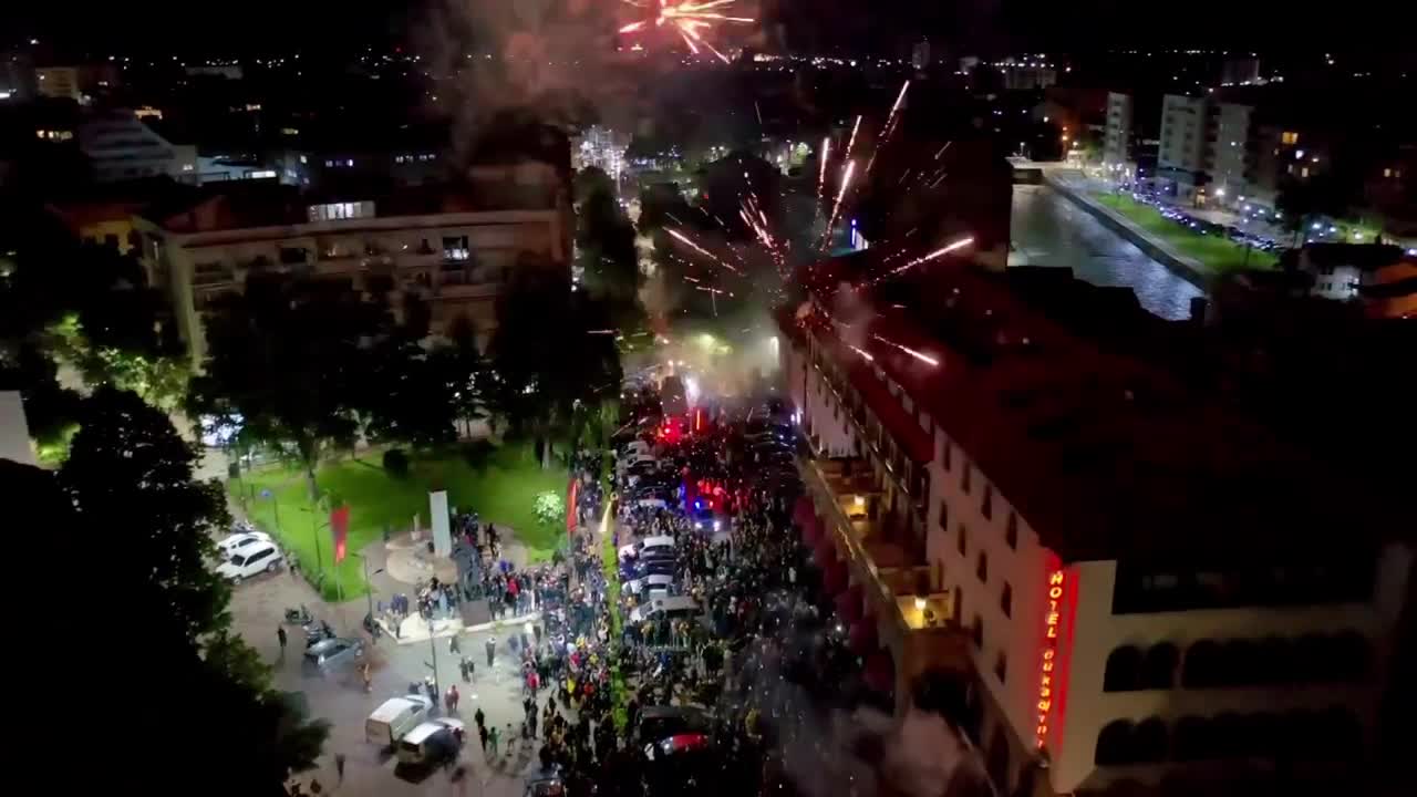 VIDEO/ Peja kampione në Superligën e basketbollit të Kosovës, festë emocionuese në rrugët e qytetit