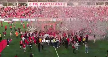 VIDEO/ Shpërthen festa në “Arenën e Demave”, kapiteni Telushi ngre lart trofeun e Abissnet Superiore