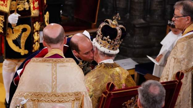 FOTO/ Princi William i bën nderime babait të tij