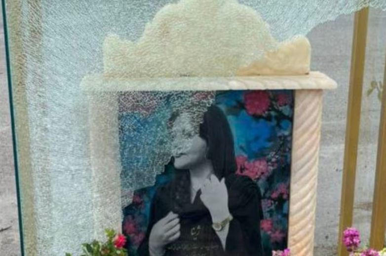 Vandalizohet varri i Mahsa Aminit, familja akuzon qeverinë e Iranit