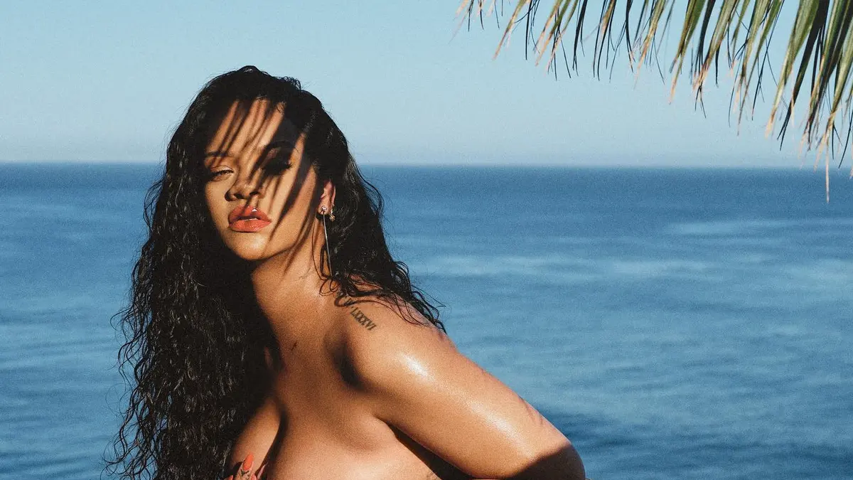 Rihanna publikon fotot “e nxehta” nga shtatzënia e parë