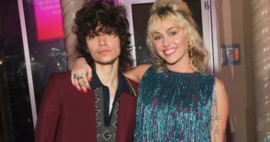 Miley Cyrus tregon si u njoh me të dashurin e saj, Maxx