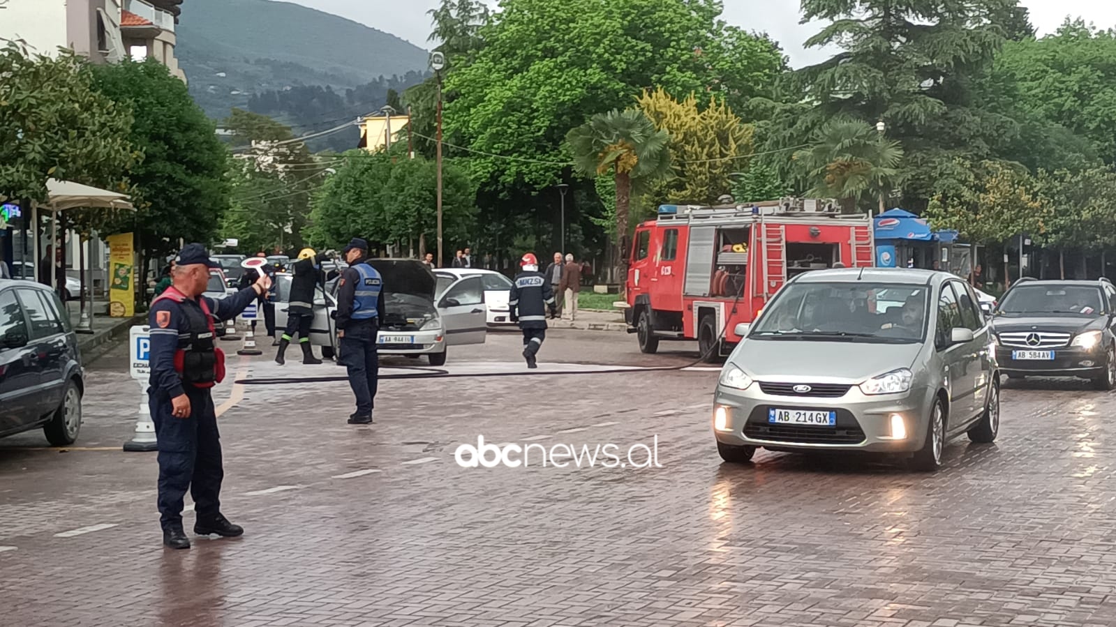 VIDEO/ Përfshihet nga flakët automjeti në qendër të qytetit të Elbasanit