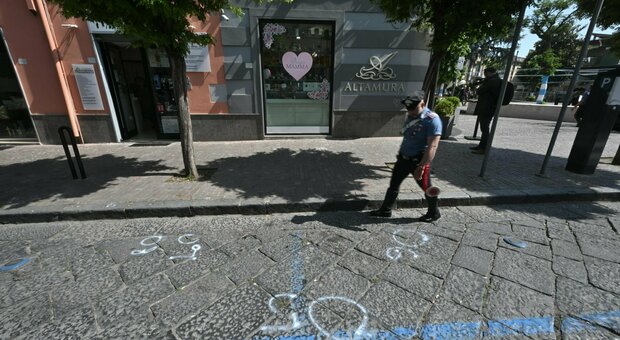 Sulmuan me armë një lokal në Napoli, plagoset familja mes tyre një vajzë 10 vjeç