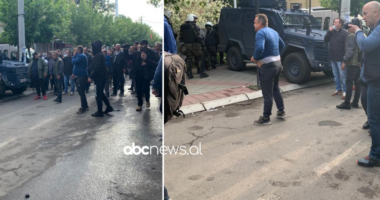 Rinisin tensionet në veri, policia hedh gaz lotsjellës te dera e komunës së Zveçanit
