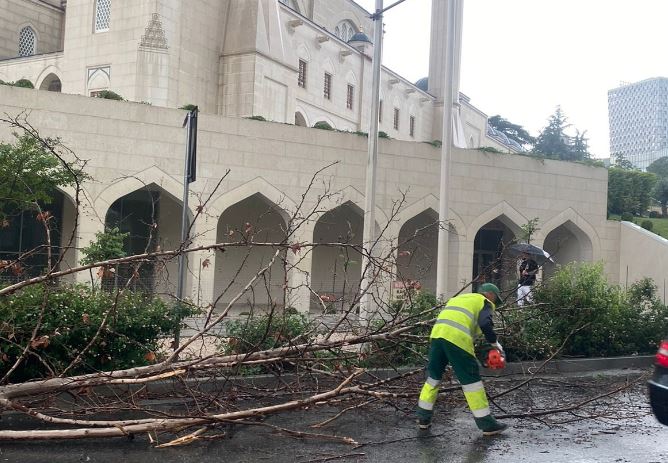 Tirana i rikthehet normalitetit pas shirave të rrëmbyeshëm, punonjësit e Bashkisë në terren