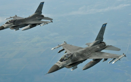 Pilotët ukrainas fillojnë trajnimin me avionët F-16 në Poloni
