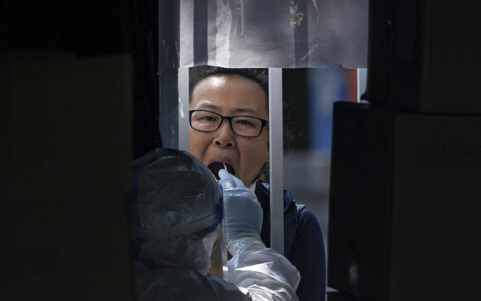 Shkencëtari kinez: Covid mund të ketë dalë nga laboratori