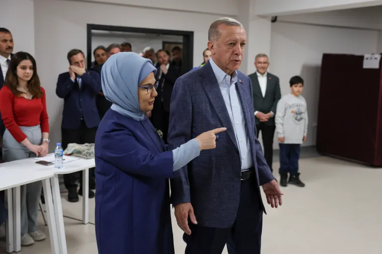 Erdogan voton i shoqëruar nga bashkëshortja, Emine