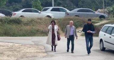 VIDEO/ Ambasadorja greke në paraburgimin e Vlorës, takohet me Fredi Belerin