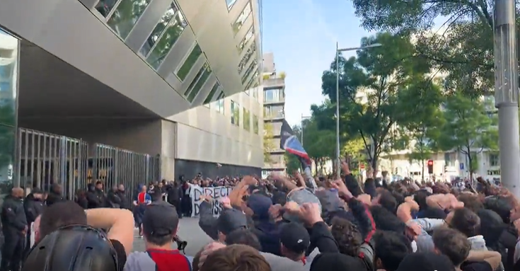 Tifozët e PSG protestojnë te zyrat e klubit, duan largimin e Messit, Neymar dhe Galtier