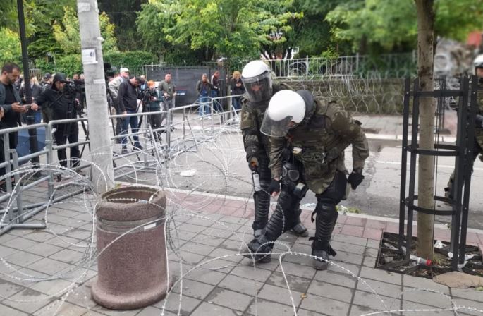 KFOR në terren, shtohet numri i protestuesve në Zveçan