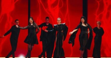 “Duje”, elektrizon skenën e Eurovizion 2023! Albina dhe Familja Kelmendi mahnit Liverpool