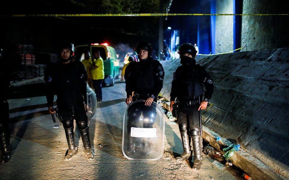 VIDEO/ U shkelën teksa tentuan të futeshin në stadium, humbin jetën 9 persona në El Salvador