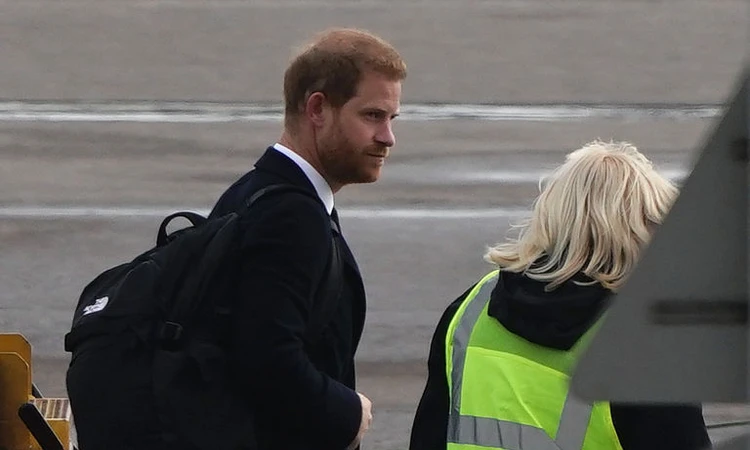 Princi Harry mbërrin në Mbretërinë e Bashkuar, lë pas në SHBA Meghan Markle