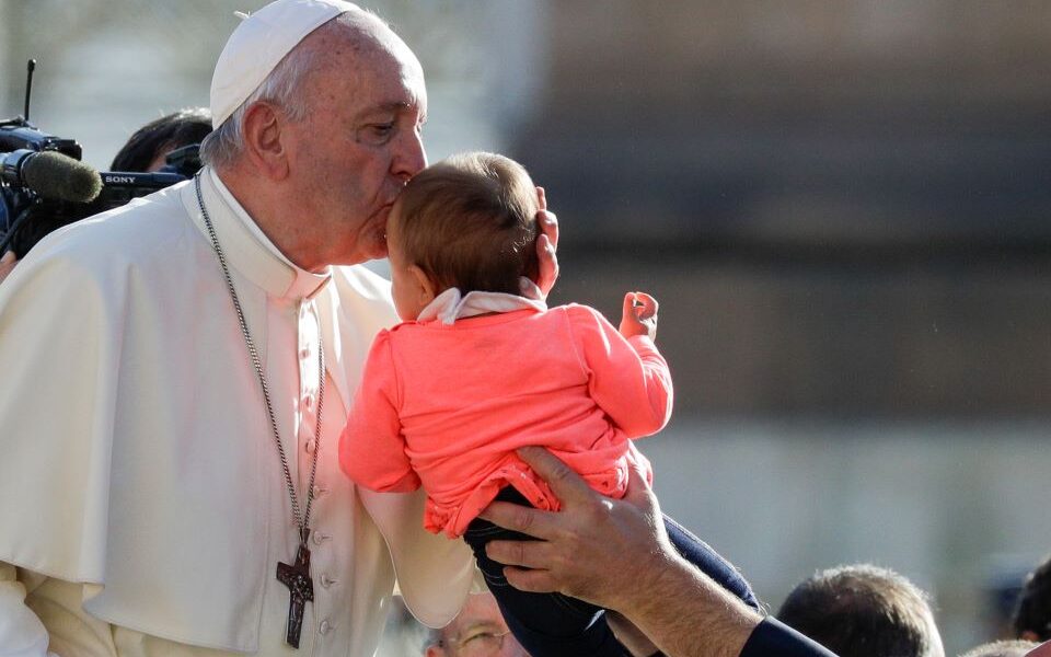 Papa Françesku: Kostoja e lartë po pengon të rinjtë të kenë fëmijë, vetëm të pasurit munden