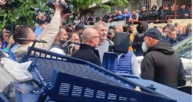 Kërkoi te lejohet kalimi i dy automjeteve të njësisë speciale të Policisë së Kosovës, kreu i Listës Serbe goditet me shishe