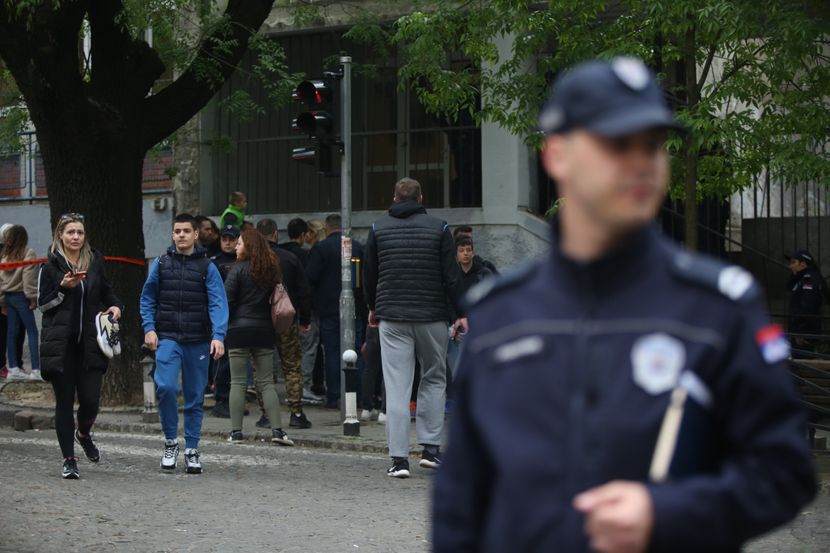 Shkonte me të në poligon qitjeje, arrestohet babai i 14-vjeçarit që terrorizoi Beogradin