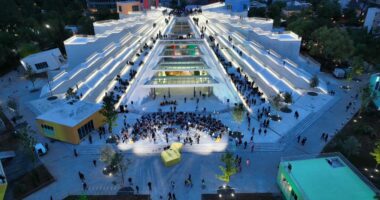 FOTOT / Piramida triumfon që ditën e parë, mijëra qytetarë vizitojnë godinën e transformuar