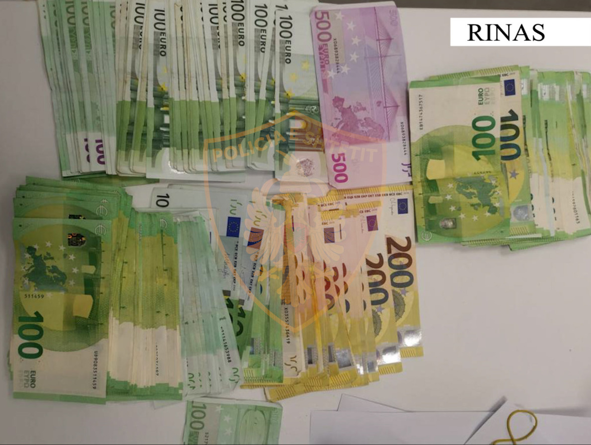 Rinas/ Tentuan të kalonin 40 mijë euro duke i fshehur në trup, procedohen nënë e bijë