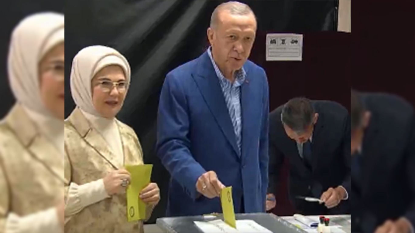 Raundi i dytë i zgjedhjeve në Turqi/ Voton Erdogan, shoqërohet nga bashkëshortja