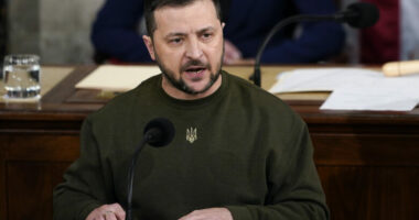 Zelensky sanksionon 51 individë dhe 220 kompani që mbështesin Moskën