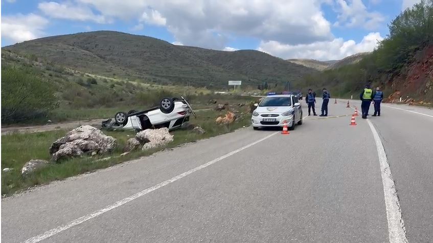 Makina del nga rruga në aksin Bilisht-Kapshticë, plagoset shoferi