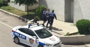 Theu masën ‘arrest shtëpie’, ndalohet 22 vjeçari në Muriqan