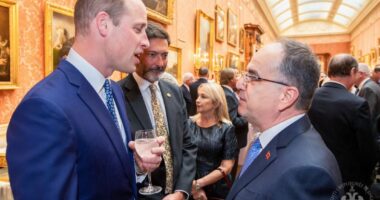 Në Britani për ceremoninë, Begaj takon Mbretin Karli III dhe Princin William