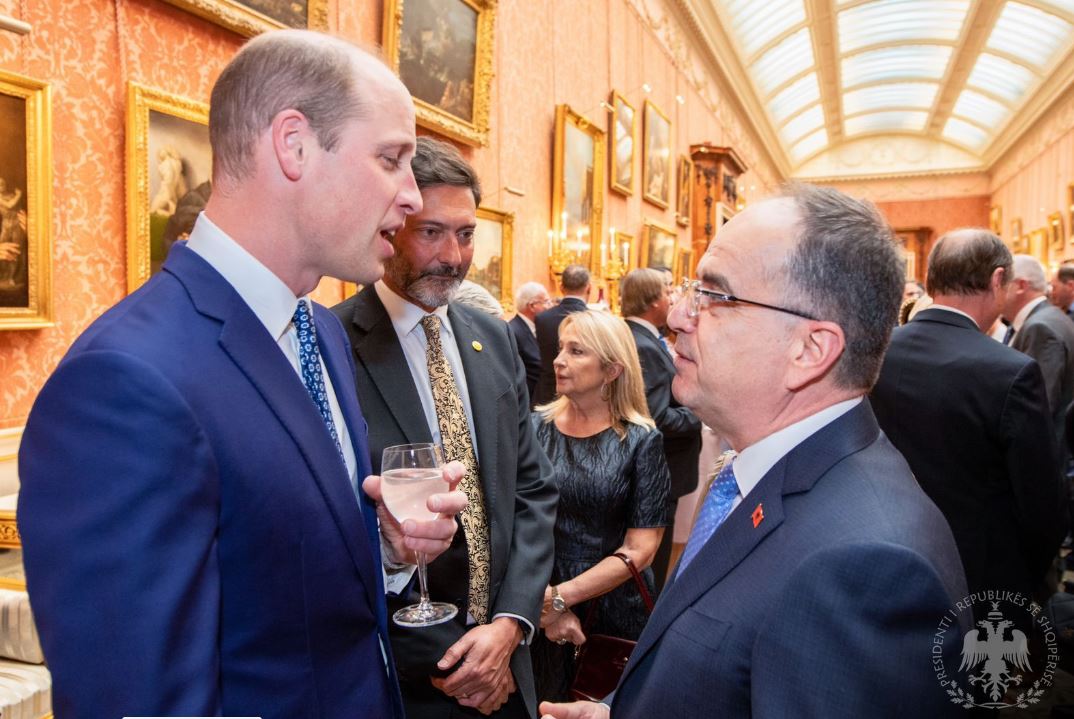 Në Britani për ceremoninë, Begaj takon Mbretin Karli III dhe Princin William