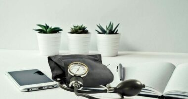 Studimi: Personat që flasin në celular për më shumë se 30 minuta në javë janë të rrezikuar nga hipertensioni