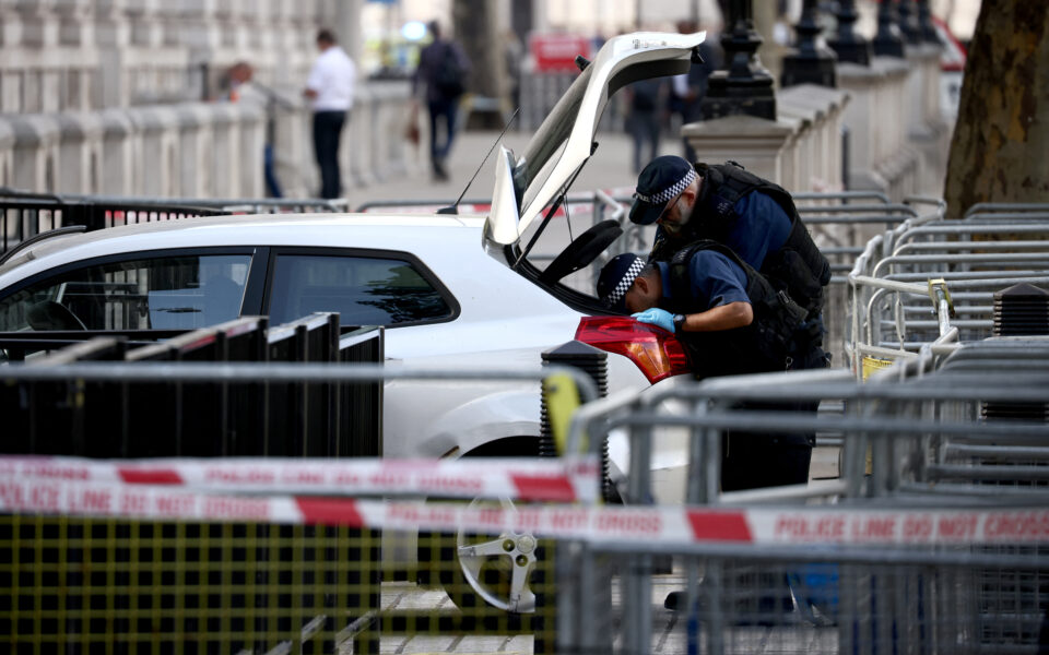 Përplasi makinën me portat e Downing Street, lirohet autori