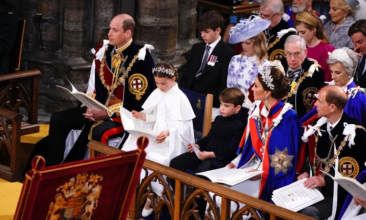 Momenti mes Charlotte dhe nënës së saj, Kate Middleton gjatë kurorëzimit bën xhiron e rrjetit