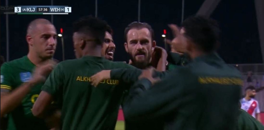 VIDEO/ “Bomber” shqiptar në mes të Arabisë, Cikalleshi dhuron “show”