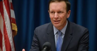 Senatori Murphy: Marrëveshja mes Kosovës dhe Serbisë, “duhet të zbatohet shpejt”