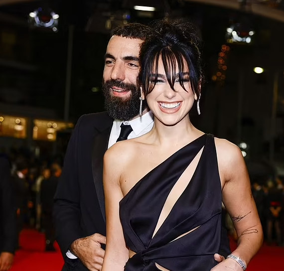 Dua Lipa dhe Romain Gavras dalin për here të parë në publik, çifti shfaqet shumë i dashuruar