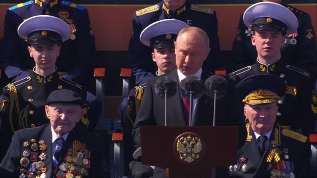 “9 Maji”, presidenti Putin në mbyllje të fjalimit lavdëron ushtarët rusë: Krenarë për ju!