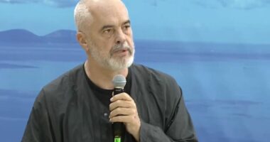 “Deputetët të marrin uniformën e pastrimit e të dalin në terren”, Rama në Vlorë: Ermali të nisë me punën