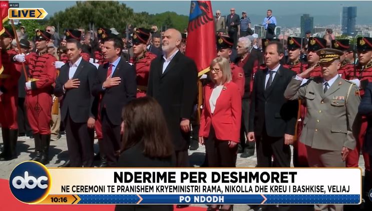 Dita e Dëshmorëve, politika homazhe te memoriali “Nëna Shqipëri”