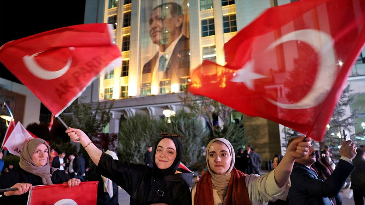 VIDEO/ Erdogan shihet duke kënduar dhe festuar rezultatet e raundit të parë