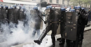 Përshkallëzohen protestat në Francë/ Qytetarët përplasje me policinë, arrestohen 30 persona