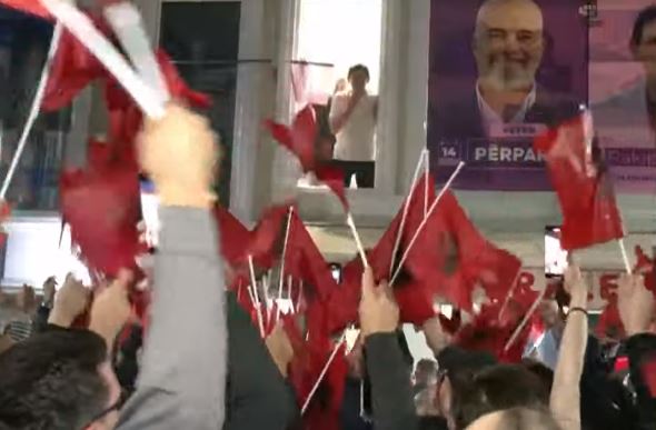 Fillon festa në Kamzë, Rakip Suli përshëndet simpatizantët nga dritarja e shtabit të PS-së