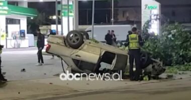 Video/ Aksident në Vlorë: “Benz-i” përmbyset në rrugë, shoferi dërgohet me urgjencë në spital