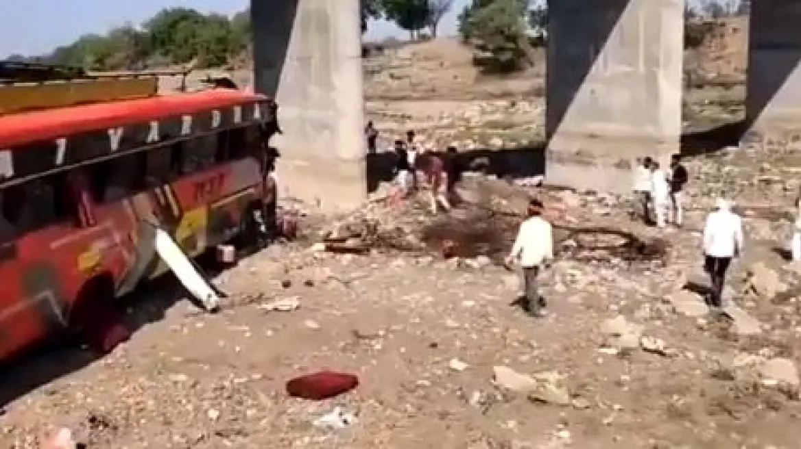Autobusi bie nga ura në Indi, 24 persona humbin jetën